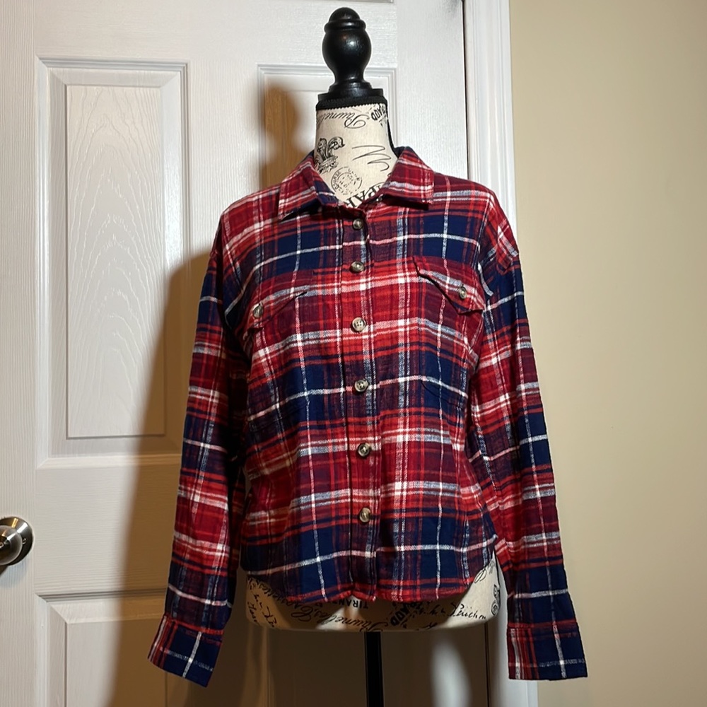 Women’s flannel/plaid button up shirt